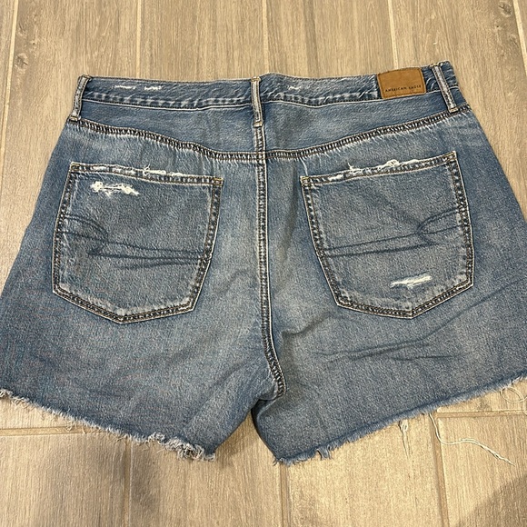 NWOT American Eagle 90s Boyfriend Short. Size 12. Never worn - Picture 2 of 3